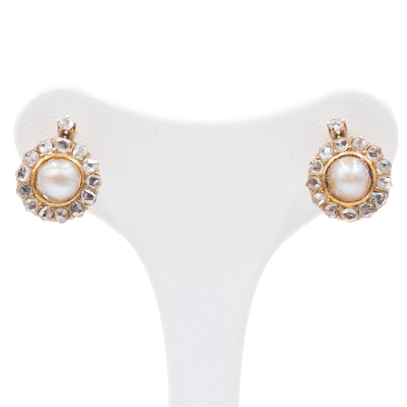 Clip earrings in 18K gold with diamond and pearl rosettes, early 1900s