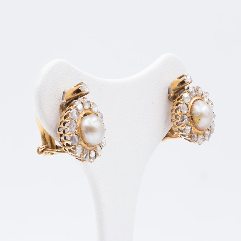 Clip earrings in 18K gold with diamond and pearl rosettes, early 1900s