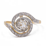 „Tourbillon“-Ring aus 18 K Gelbgold und Platin mit zentralem Diamanten (ca. 0.40 ct) und seitlichen Rosetten, 20er Jahre
