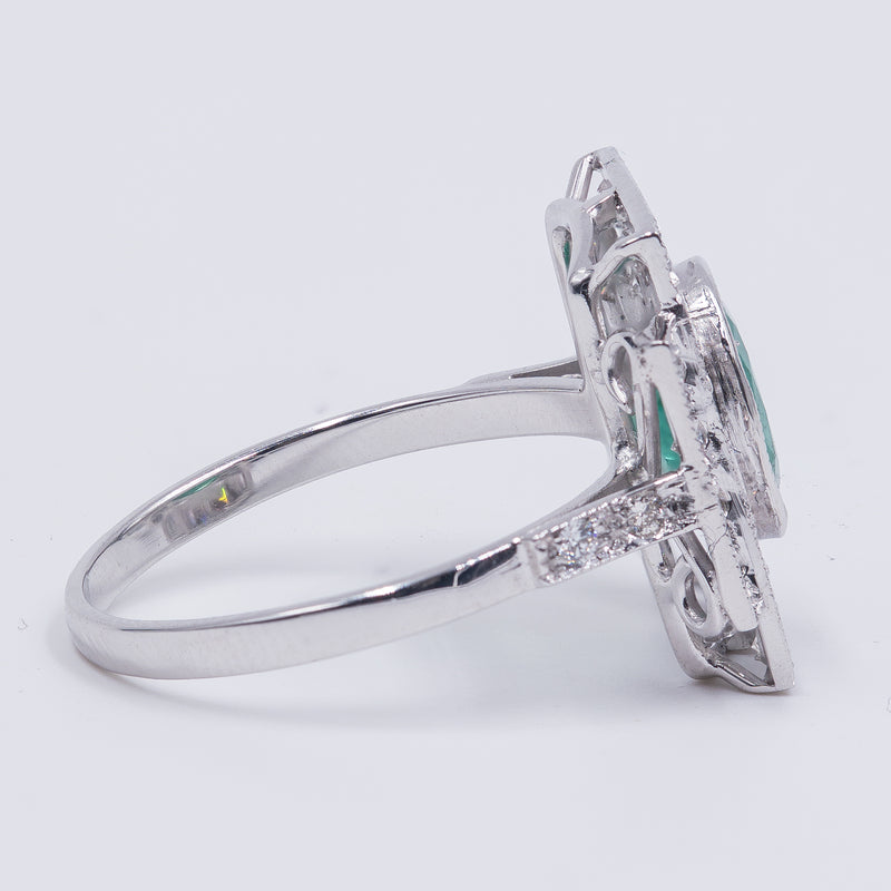 Anello in oro bianco 18k con smeraldo centrale (1.30ct) e diamanti taglio brillante (0.48 ctw)