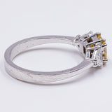 Ring aus 18 Karat Weißgold mit Fancy-Diamanten in Gelb (1 Karat) und seitlichen dreieckigen Diamanten (0.60 Karat)