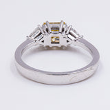 Bague en or blanc 18 carats avec diamant jaune fantaisie (1 ct) et diamants latéraux triangulaires (0.60 ct)