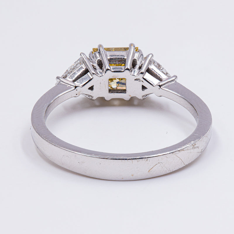 Bague en or blanc 18 carats avec diamant jaune fantaisie (1 ct) et diamants latéraux triangulaires (0,60 ct)