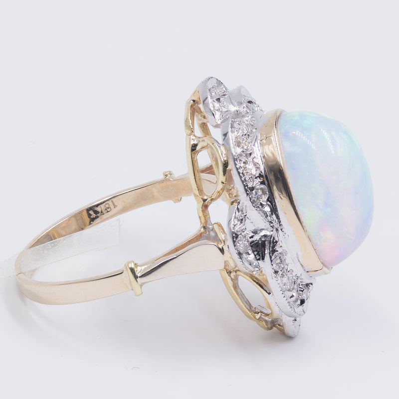 Bague en or bicolore 18 carats avec opale (4,60 ct) et diamants taillés en brillant (0,44 ct)