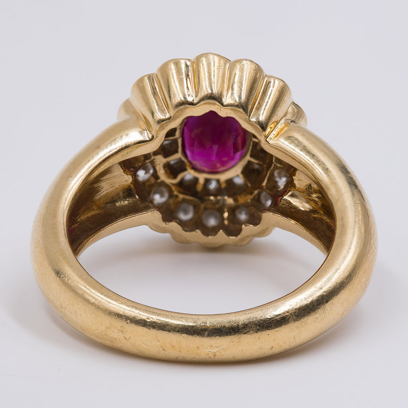 Anello vintage in oro giallo 18k con rubino centrale (1.2ct) e diamanti taglio brillante  (0.90ctw), anni '60