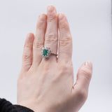 Vintage Gänseblümchenring aus 18 Karat Weißgold mit Smaragd (ca. 0.70 ct) und Diamanten im Brillantschliff (ca. 1.3 ct), 50er / 60er Jahre