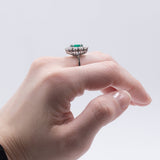 Vintage Gänseblümchenring aus 18 Karat Weißgold mit Smaragd (ca. 0.70 ct) und Diamanten im Brillantschliff (ca. 1.3 ct), 50er / 60er Jahre