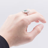 Ring aus 18 Karat Weißgold mit zentralem Smaragd (1.30 ct) und Diamanten im Brillantschliff (0.48 ctw)
