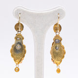Boucles d'oreilles Bourbon avec main articulée en or jaune 14 carats avec coraux et saphirs, seconde moitié du XIXe siècle