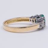 Vintage-Ring aus 18 Karat Gold mit zentralem Smaragd und Diamanten im Altschliff (0.50 ct), 40er Jahre