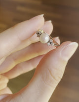 Anello vintage in oro bianco 14K con perla e diamanti (0.12ctw ca.), anni ‘60
