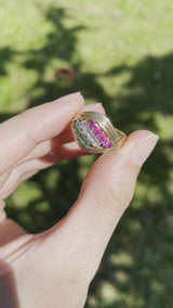 Bague tricolore en or 18 carats avec émeraudes, diamants (0.28 ct env.) et rubis, années 60/70