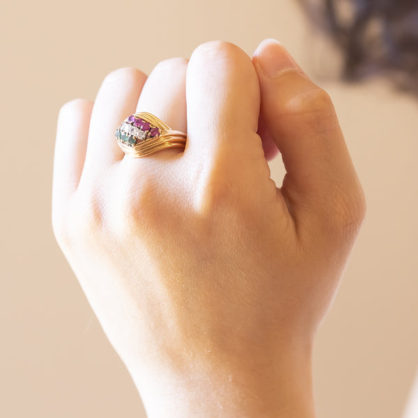Tricolor ring in 18K gold with emeralds, diamonds (0.28ctw approx.) And rubies, 60s / 70s