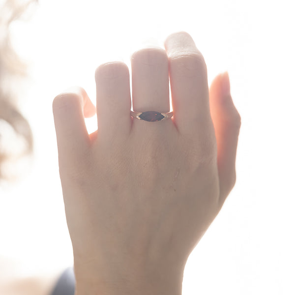 Anello vintage in oro 8K con granato di taglio marquise, anni '50