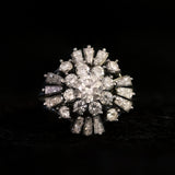 Vintage „Ballerina“-Ring aus 18 Karat Weißgold mit Diamanten im Brillant- und Baguetteschliff (ca. 2.92 ctw), 50er/60er Jahre