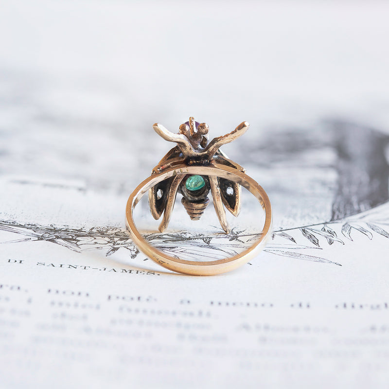 Anello antico ad ape in oro 18K con rubino, smeraldo e diamanti, primi del '900