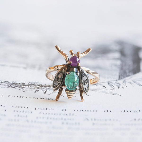 Anello antico ad ape in oro 18K con rubino, smeraldo e diamanti, primi del '900