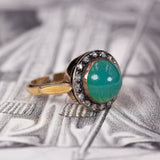 Antiker Ring aus 18-karätigem Gold mit türkisfarbener Glaspaste und Diamantrosetten, Anfang des 900. Jahrhunderts – Antichità Galliera