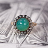 Antiker Ring aus 18-karätigem Gold mit türkisfarbener Glaspaste und Diamantrosetten, Anfang des 900. Jahrhunderts – Antichità Galliera