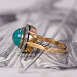 Antiker Ring aus 18-karätigem Gold mit türkisfarbener Glaspaste und Diamantrosetten, Anfang des 900. Jahrhunderts – Antichità Galliera