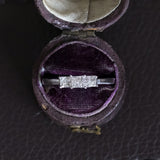 Anello moderno in oro bianco 14K con diamanti di taglio princess (0.24ctw ca.)