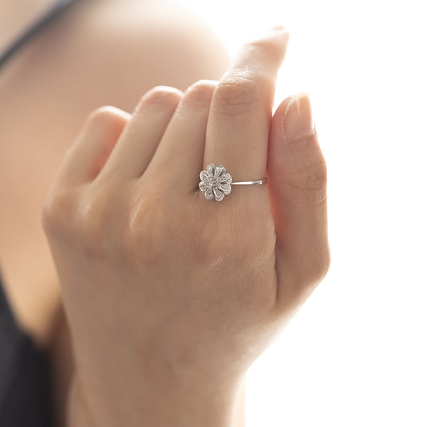 Anello a margherita in oro bianco 18K con diamanti (0.18ctw)