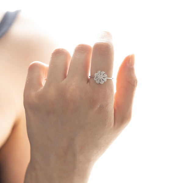 Anello a margherita in oro bianco 18K con diamanti (0.18ctw)