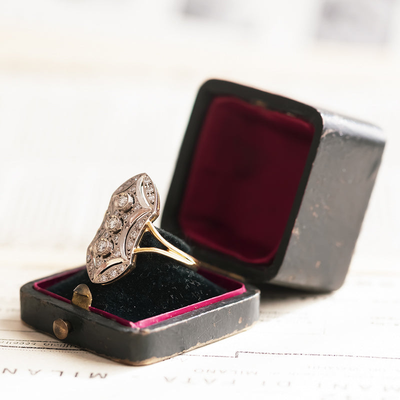 Anello antico in oro 18K e argento con diamanti (centrali di 0.30ctw ca.), anni '30