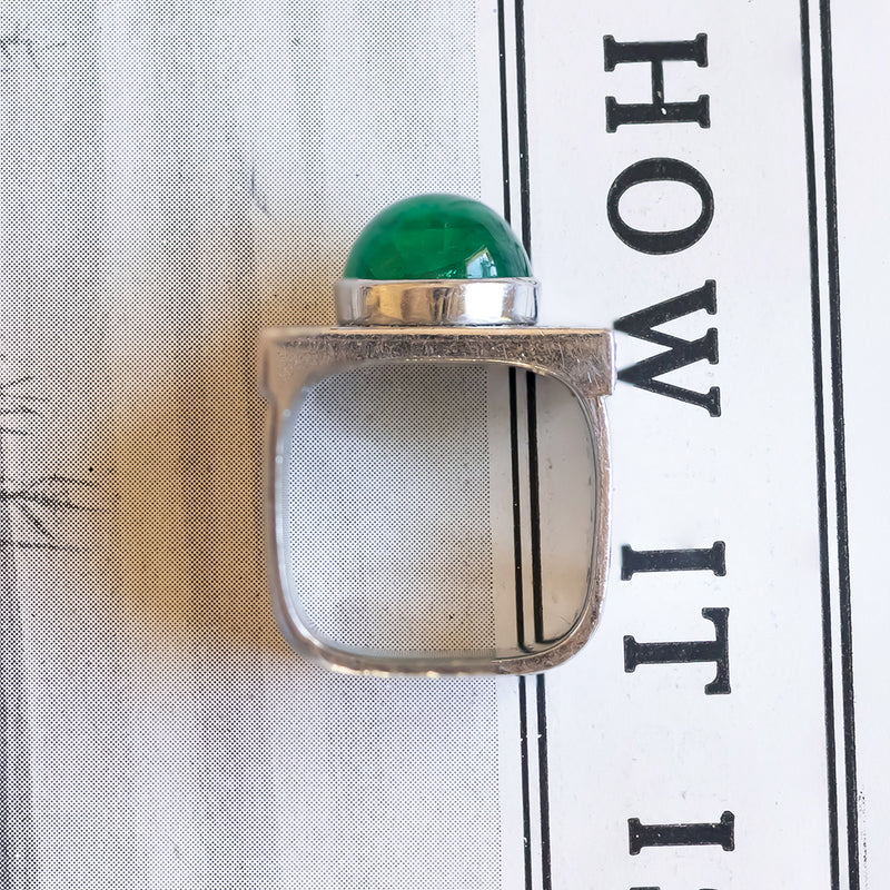 18K white gold ring with cabochon cut emerald (approx.6ct) and baguette cut diamonds (approx.3.6ctw), 1980s