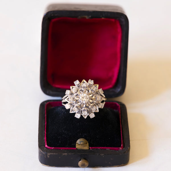 Anello vintage a margherita in oro bianco 18K con diamanti di taglio brillante (0.60ctw ca.), anni ‘60