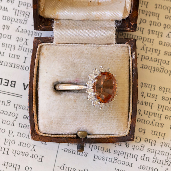 Anello a margherita vintage in oro 18K con granato arancione (6.60ct ca.) e diamanti (0.70ctw ca.), anni '60