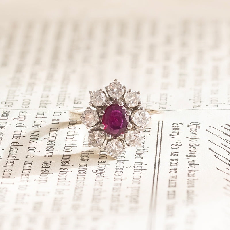 Vintage 14K white gold daisy ring with ruby (0.85ct approx.) And diamonds (1.2ctw approx.), 1960s