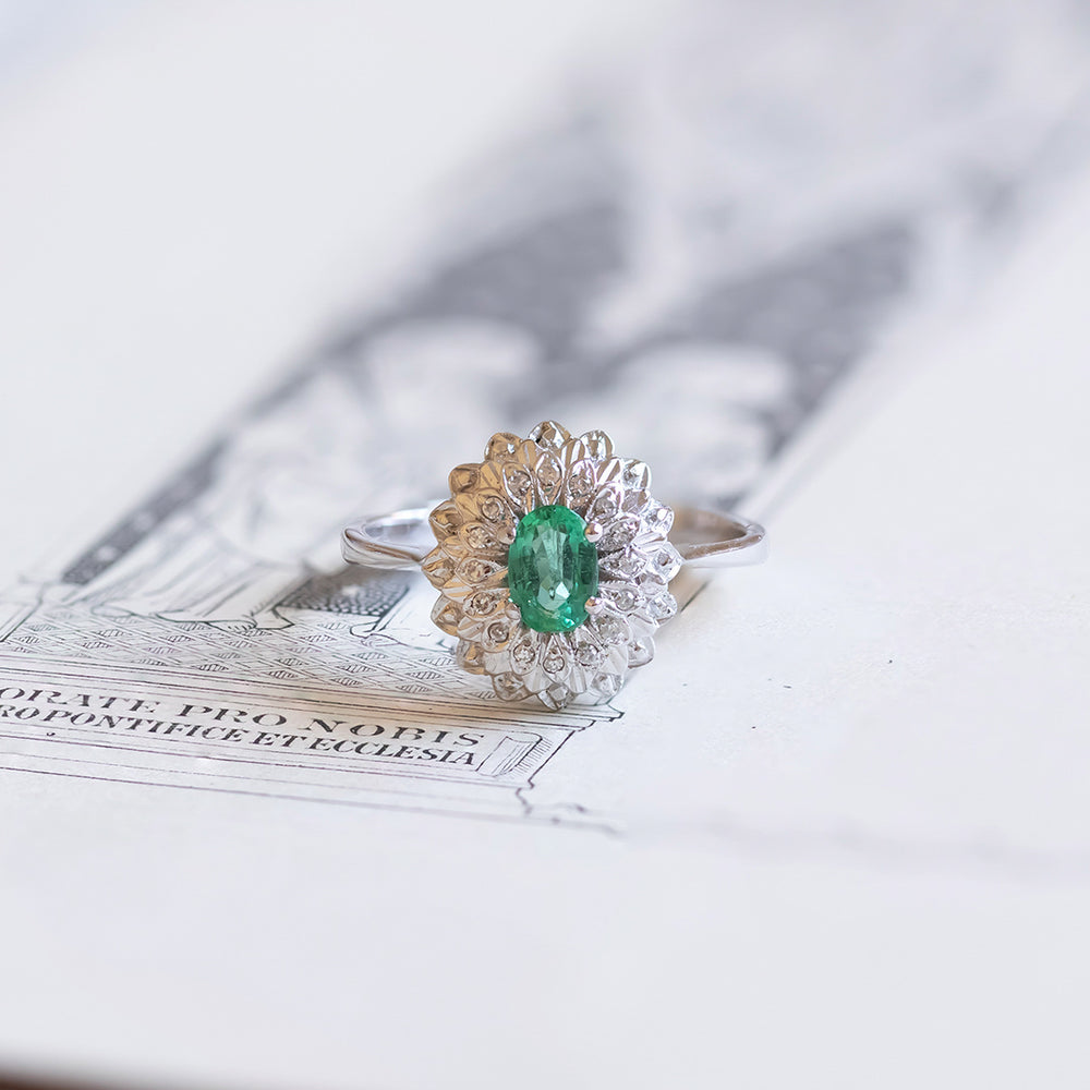 Anello a margherita moderno in oro bianco 18K con smeraldo e