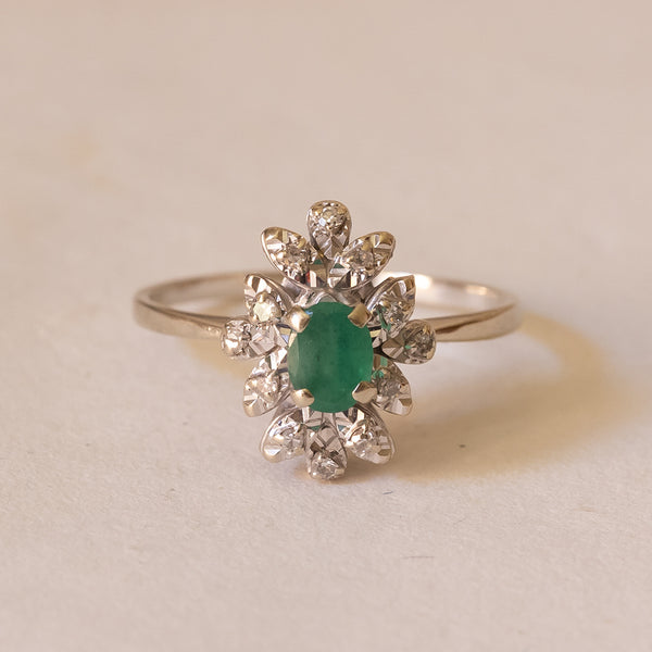 18K white gold daisy ring with emerald and diamonds, 1960s