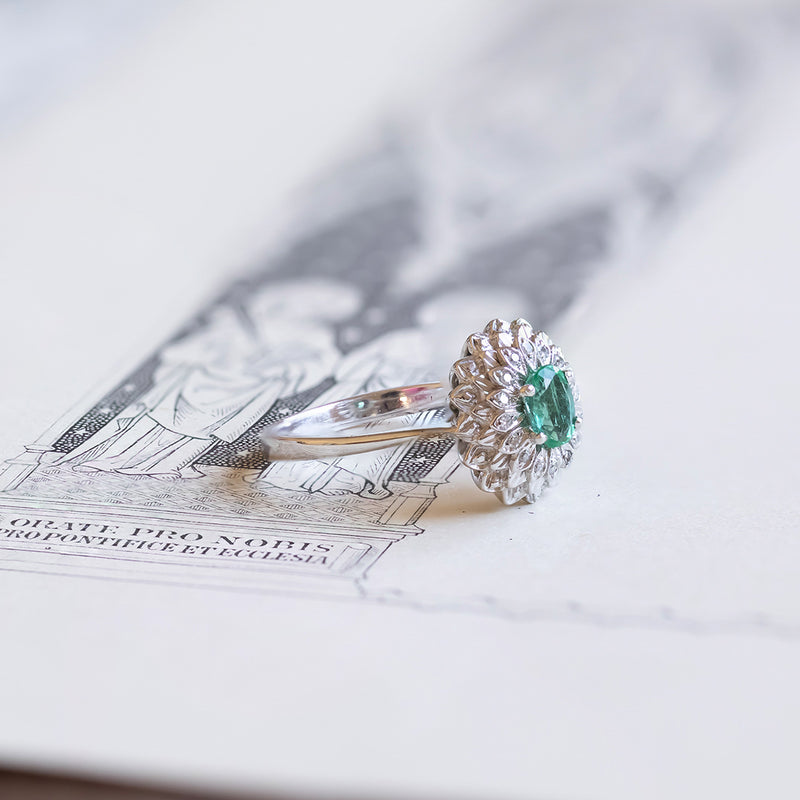 Anello a margherita moderno in oro bianco 18K con smeraldo e diamanti