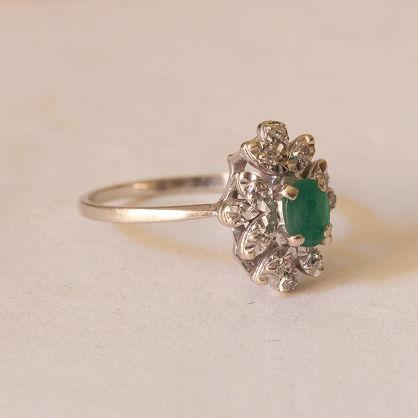 18K white gold daisy ring with emerald and diamonds, 1960s