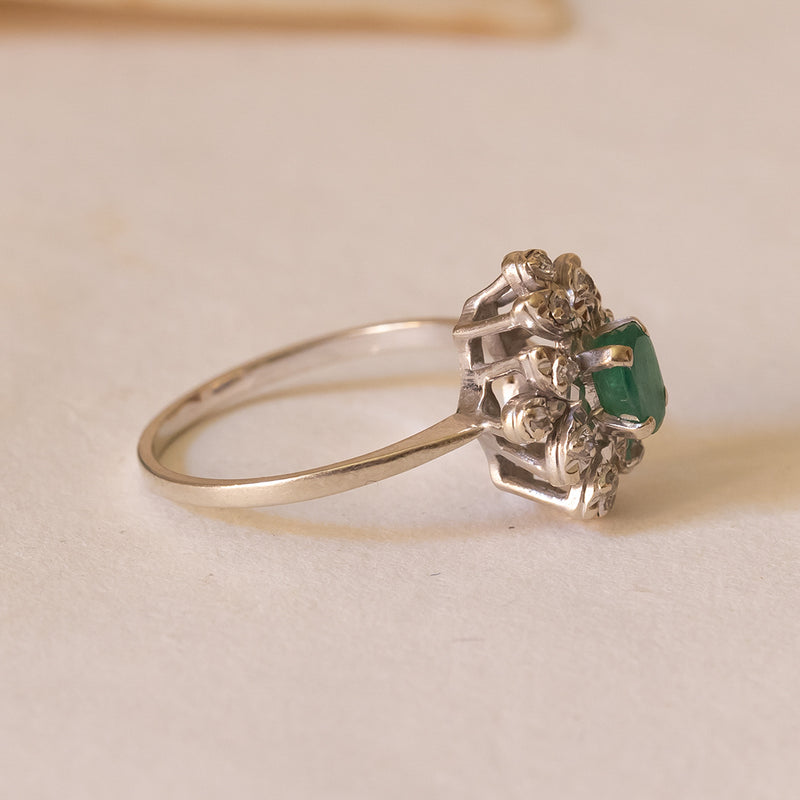 Anello a margherita in oro bianco 18K con smeraldo e diamanti, anni '60