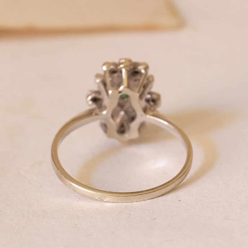 Anello a margherita in oro bianco 18K con smeraldo e diamanti, anni '60
