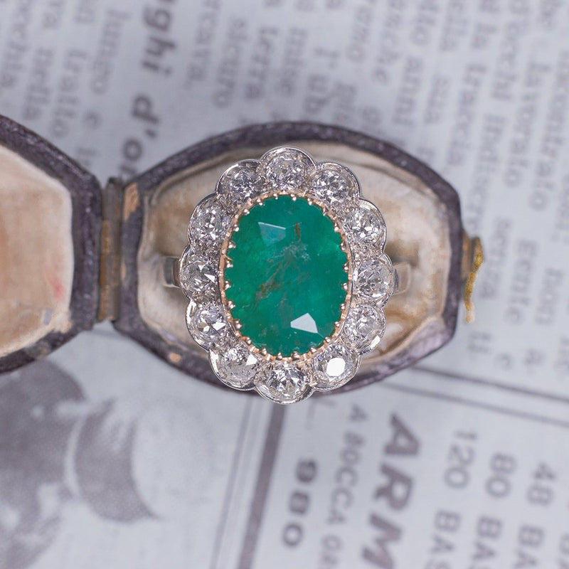 Anello antico in oro 18K con smeraldo centrale (4ct) e diamanti di taglio vecchia Europa (2.3ct), anni '30/'40 - Antichità Galliera