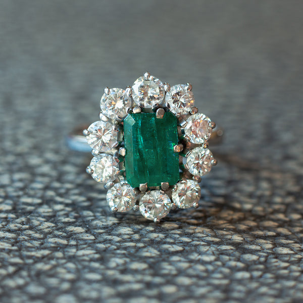 Vintage 18K white gold daisy ring with central emerald (approx.1.5ct) and diamonds (over 1.5ct), 1950s