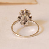 Anel de margarida em ouro branco 18K com esmeralda e diamantes, década de 60