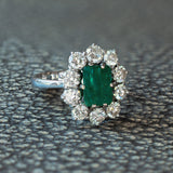 Vintage 18K white gold daisy ring, with central emerald (approx.1.5ct) and diamonds (over 1.5ct), 50s