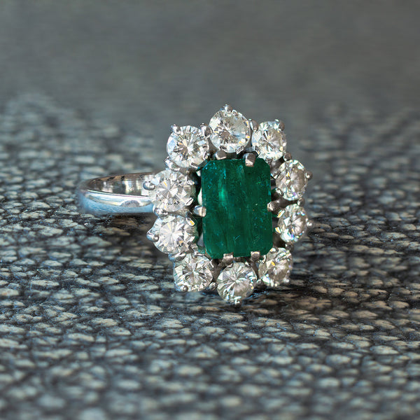 Vintage 18K white gold daisy ring with central emerald (approx.1.5ct) and diamonds (over 1.5ct), 1950s