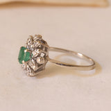 18K white gold daisy ring with emerald and diamonds, 60s