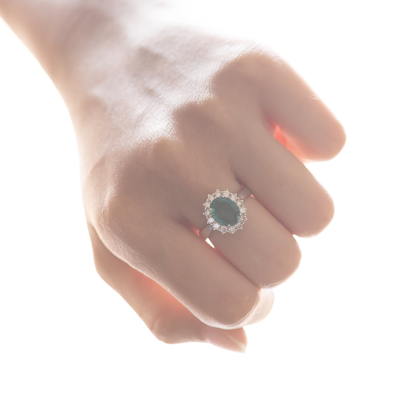 Anello a margherita in oro bianco 18K con smeraldo (1.6ct) e diamanti di taglio brillante (0.55ctw)