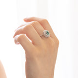 Anello a margherita moderno in oro bianco 18K con smeraldo e diamanti