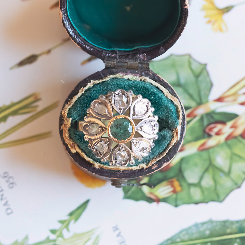 Anello in oro 18K e argento con smeraldo e diamanti, anni '40