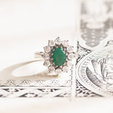 14K Weißgold Margeritenring mit Smaragd (ca. 0.93 ct) und Diamanten (ca. 0.80 ct), 50er / 60er Jahre