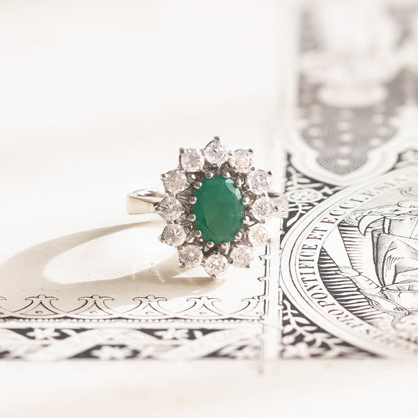 14K white gold daisy ring with emerald (approx. 0.93 ct) and diamonds (approx. 0.80 ct), 1950s / 60s