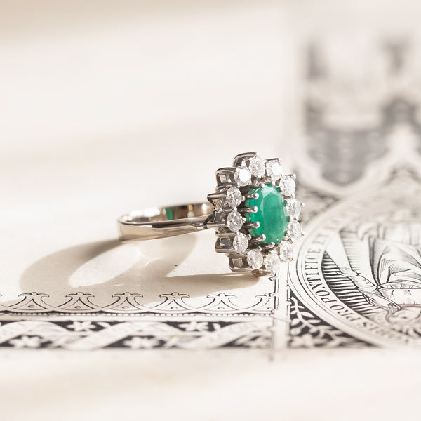 14K white gold daisy ring with emerald (approx. 0.93 ct) and diamonds (approx. 0.80 ct), 1950s / 60s